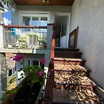 Rose's Oldtown Apartment *